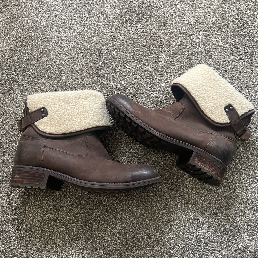 Women’s Ugg Boots Aldon - Ankle Height Shearling Lined — size 11 — Like New